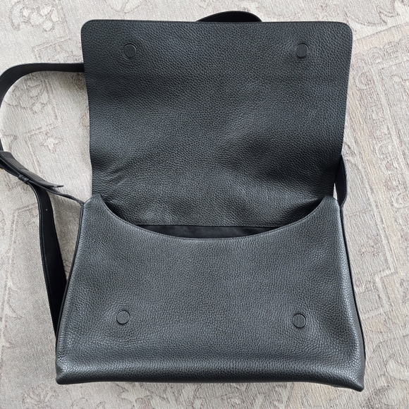 Cuyana Messenger Bag 13-inch Pebbled Black - Picture 11 of 12